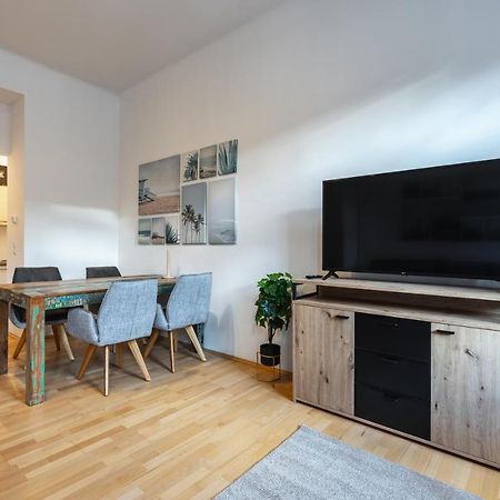 וינה Cozy Apartment Steps Away From Subway Station מראה חיצוני תמונה