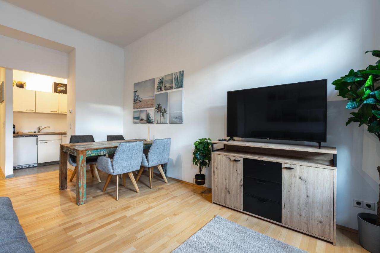 וינה Cozy Apartment Steps Away From Subway Station מראה חיצוני תמונה