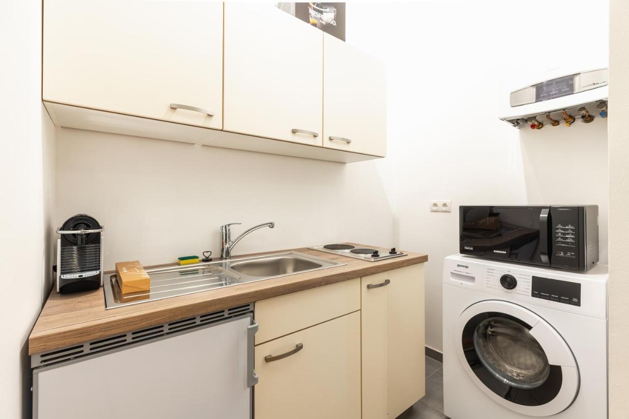 וינה Cozy Apartment Steps Away From Subway Station מראה חיצוני תמונה